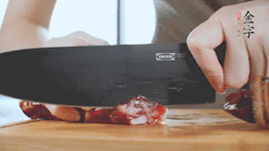 食材統(tǒng)統(tǒng)切成片，待用。