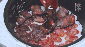 關(guān)上蓋子繼續(xù)燜煮20分鐘淋上醬汁。