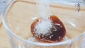 合上蓋子，啟動(dòng)電源煮飯。期間混合好調(diào)味汁。