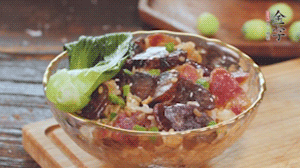 期間用開水燙熟青菜，煎好荷包蛋~ （懶人可忽略此步）