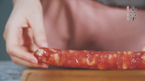 金字火腿肉香腸切成片狀。