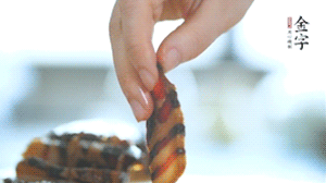 金字醬肉切片備用。