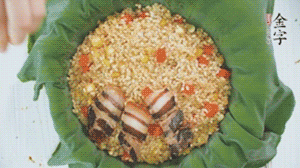 擺上金字醬肉，妥帖包裹好上鍋蒸。