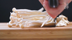 海鮮菇、蟹味菇去掉根部，洗凈。