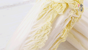 娃娃菜洗凈，對半切。