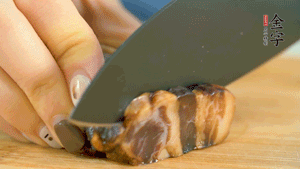 金字風(fēng)味醬肉切成片，上鍋蒸15分鐘。
