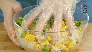 將飯團(tuán)用手搓捏成圓球狀。