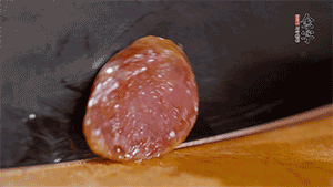 金字火腿肉香腸上鍋蒸15分鐘，切片備用。