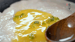 將雞蛋液鋪到面餅上，放上香腸。