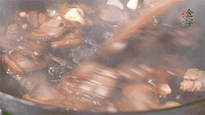 熱油下鍋，爆香蒜片。放入醬肉翻炒片刻后,下豌豆尖均勻翻炒。