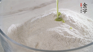 將艾草葉放入料理機(jī)中，加1倍的水打碎。和澄粉、糯米粉、少許油混合成面團(tuán)。