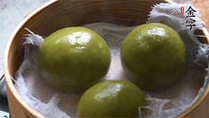 青團(tuán)上沸水鍋中蒸10分鐘即可。