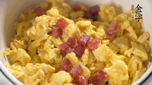 將香腸、韭菜、雞蛋攪拌均勻，可適當(dāng)加玉米油、十三香、味精調(diào)味。