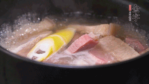 火肉、豬肉加料酒、清水大火煮開后，加入春筍小火慢燉40分鐘，出鍋前撒蔥花即可。