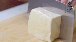 老豆腐切片，浸水備用。