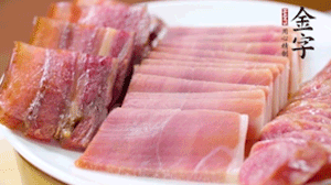 擺盤后鋪上老豆腐，淋點料酒，灑點白糖上鍋蒸20分鐘。