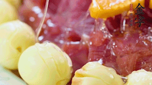 出鍋前10分鐘淋上蜂蜜，倒扣出來撒上桂花，擺上胡蘿卜裝飾即可。