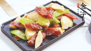 熱油下鍋，依次下金字香腸、萵筍、冬筍，均勻翻炒。