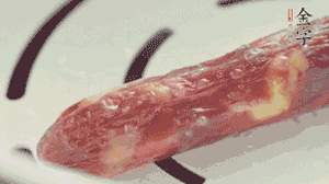 香腸蒸至半熟切片，筍切丁備用。