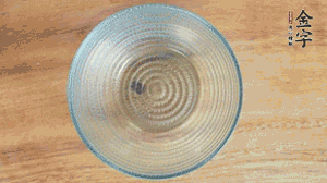 取一個碗，香菇倒放，香腸片圍繞鋪成圓形，加炒好的米飯壓實。