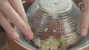 碗倒扣到盤中，擺上焯水后的熟蝦仁即可。