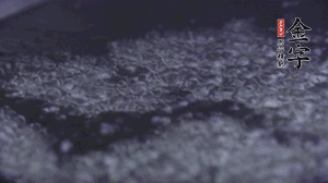 小青菜洗凈后，鍋中水燒開，放點鹽和滴幾滴油后燙熟。