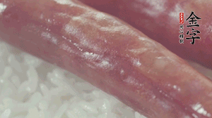 關上蓋子，煮到米飯露出時。