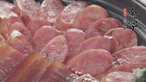 沿著米飯邊淋一圈玉米油，擺上小青菜，淋上醬油和湯調成的醬汁，撒上辣椒粒、香蔥末即可。