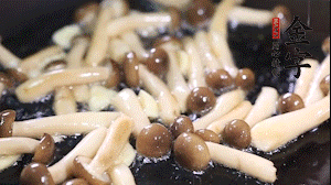 熱油下鍋煸香蒜末，依次加蟹味菇、香腸、西蘭花均勻翻炒，放適量水燜煮3分鐘。