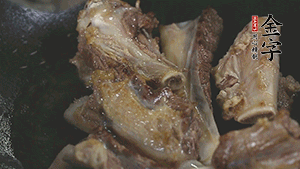 加入白蘿卜、料酒、水、火腿煮40分鐘。