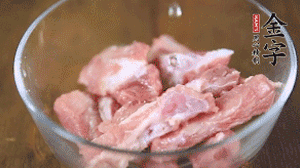 切成小段的排骨洗凈后，加姜片焯水3分鐘。