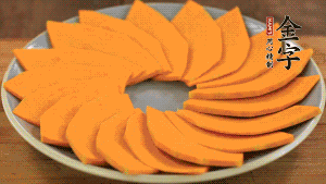 秋葵、南瓜交叉擺在盤中，然后香腸片置于上面，擺成花環(huán)狀。