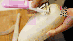 蘿卜去皮，切成絲。（如果用擦菜板，不能選擦成太碎的）