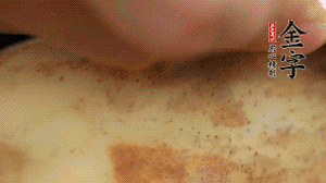 金字香腸切片，藕去皮切薄片備用。