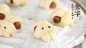 上鍋大火蒸20分鐘后，關(guān)火燜5分鐘就可以了。