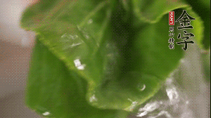 小青菜從根部掰開，分別洗凈。