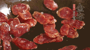 鍋中油7成熱時(shí)，，先放香腸煸香，再放荷蘭豆、小玉米均勻翻炒。（可淋點(diǎn)料酒或清水讓香腸口感軟一些）