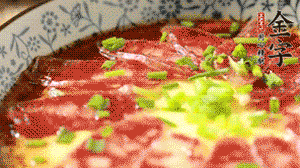 出鍋前淋上少許生抽、香油調(diào)味，撒上蔥花就可以了。