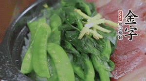 燜好的米飯開蓋，放入菜心、荷蘭豆，澆上調(diào)味汁拌勻。