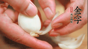 鮮百合花瓣剝成片。