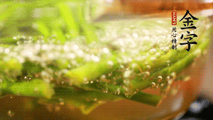 油菜花和切成段的蘆筍分別入熱水焯熟。