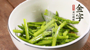 將調料放入準備好的食材中，攪拌均勻。