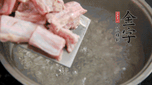 剁成塊狀的排骨洗凈，放入沸騰的鍋中，加姜片汆燙，2分鐘后撈出備用。
