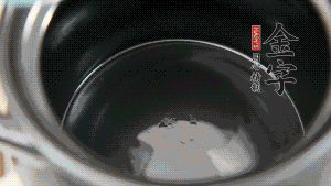 依次把排骨、玉米、蓮藕、荸薺放入砂鍋中。（根據(jù)食材的難易熟度放置，難熟的放下面，其他湯品也是一樣。）