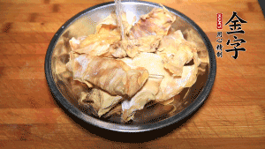 筍干冷水泡發(fā)至軟，切成小段，生姜切成片備用。