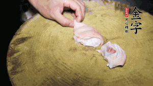 新鮮豬蹄切成塊狀，冷水入鍋，加姜片、黃酒汆燙3分鐘，出鍋后洗凈。（要先將豬蹄的蹄甲和毛處理干凈，如果有毛扎扎的感覺，非常影響口感。大火燒開后，撇去血沫，要多撇幾遍至干凈，這樣才可使湯色更鮮亮、清淡不油膩。）