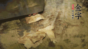 加適量溫水淹沒食材，大火燉至水沸后再小火慢燉1小時(shí)，出鍋前10分鐘加枸杞。（焯過水后的豬蹄不應(yīng)再用涼水，用溫水燉煮更容易軟爛。也可以用高壓鍋或者有煲湯功能的電飯煲，省時(shí)又便于入味。）