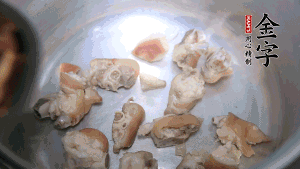 煎至兩面略金黃時(shí)，加適量熱水燉至奶白。