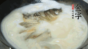 然后加竹蓀段、姜片、枸杞、火腿片，以少量鹽、黃酒調(diào)味，大火燉煮10分鐘。