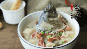 出鍋前可以撒上少許蔥花點(diǎn)綴。